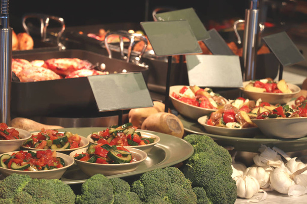 Platos con ensaladas frescas en un restaurante de autoservicio
 - Foto, imagen