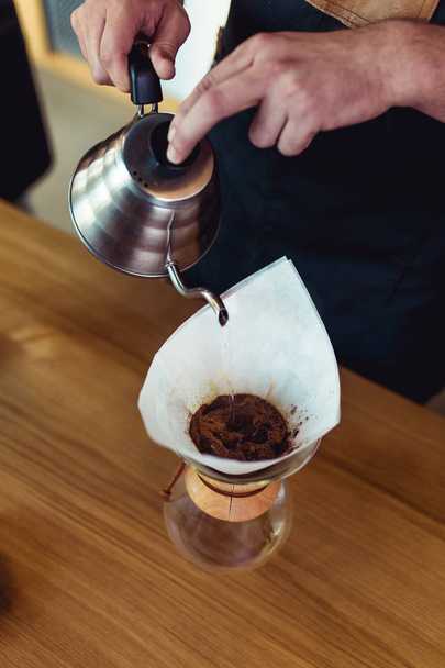 Процедура приготування свіжої кави в стилі "замочіть
". - Фото, зображення