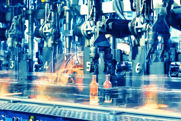 Гарячі скляні пляшки на лінії виробництва скла
 - Фото, зображення