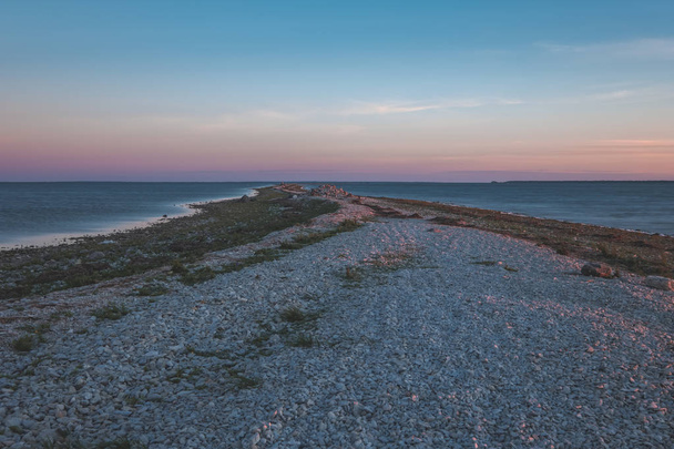 kayalık Plajı ile Baltık Denizi üzerinde dramatik gündoğumu  - Fotoğraf, Görsel