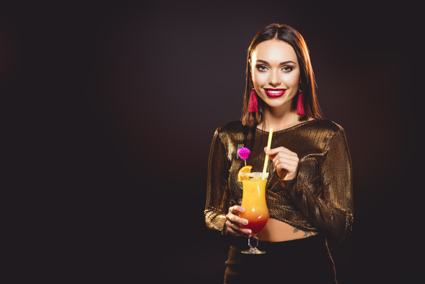 esmer çekici gülümseyen kız alkol siyah kokteyl ile - Fotoğraf, Görsel