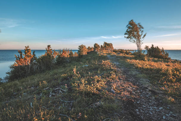 kayalık Plajı ile Baltık Denizi üzerinde dramatik gündoğumu  - Fotoğraf, Görsel
