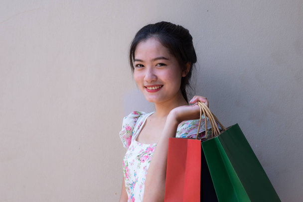 Retrato de menina bonita segurando saco de compras
 - Foto, Imagem