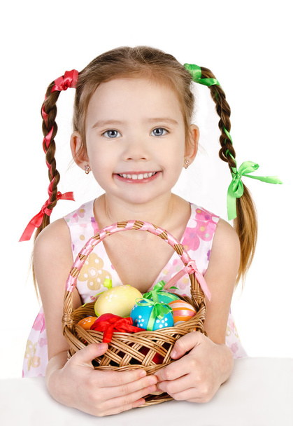 усміхнена дівчинка з кошиком, повним барвистих великодніх яєць ізо
 - Фото, зображення
