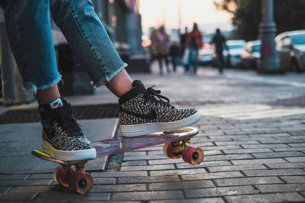 Ekaterinburg, Russia - 4 ottobre 2018: giovane donna che indossa un paio di Nike Air sullo skateboard in strada
 - Foto, immagini