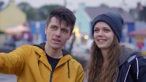 Młoda para zgłębia miasta Dingle w Irlandii - Materiał filmowy, wideo