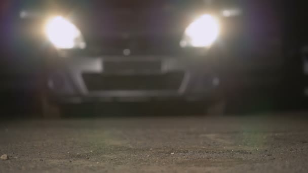 Mann und Prostituierte steigen nachts aus Auto, Geheimtreffen, Sexindustrie - Filmmaterial, Video