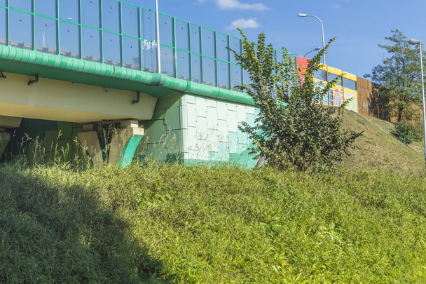 Zvuk pohlcujících na dálnici a nadjezdu, barevné betonové sloupy a hliněné opevněné sklon valem. Moderní technologie, Polsko. - Fotografie, Obrázek
