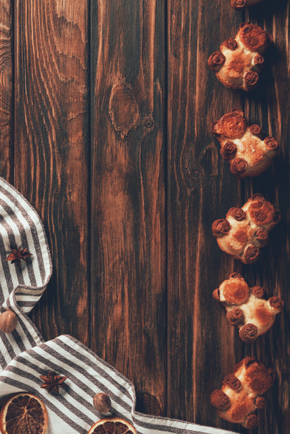 вид сверху на вкусное домашнее печенье в форме на медведях и скатерть на деревянном столе в пекарне
 - Фото, изображение