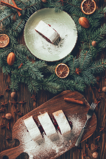 木製のテーブル, クリスマス コンセプトにおいしい焼きビスケットとモミのリースのトップ ビュー - 写真・画像
