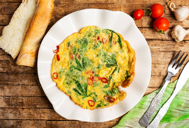 Vaječná omeleta s marihuanou lístečky na pohled shora desky - Fotografie, Obrázek