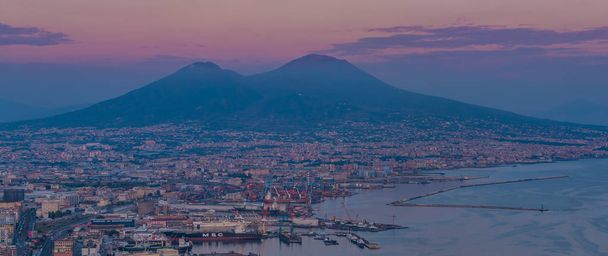 Μια εικόνα του Βεζούβιου και η περιοχή του λιμανιού της Νάπολης, στο ηλιοβασίλεμα. - Φωτογραφία, εικόνα