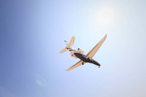 Airoplane letící proti jasné modré oblohy - Fotografie, Obrázek