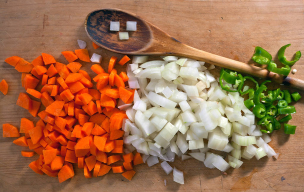 Κομμένο σε φέτες τα καρότα, τα κρεμμύδια και τις πιπεριές. Φρέσκα λαχανικά. Μπαχαρικά μαγείρεμα. - Φωτογραφία, εικόνα