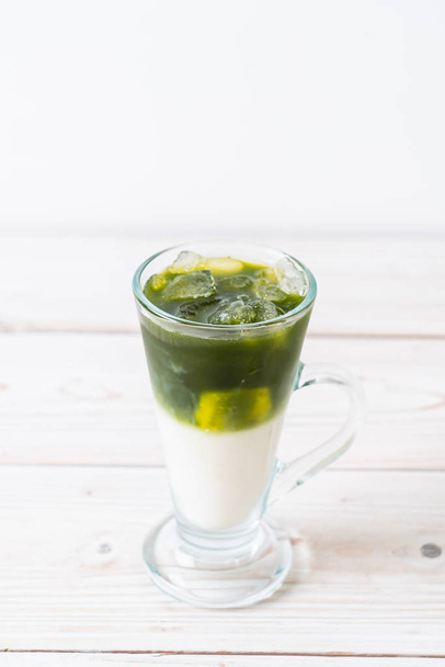 iced matcha green tea latte with milk - Foto, Bild