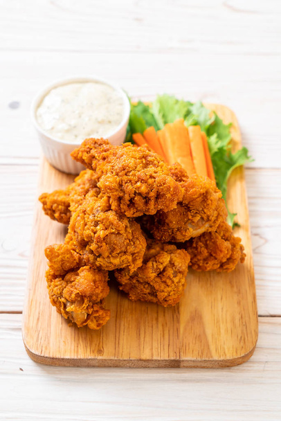 fried spicy chicken wings with vegetable - Valokuva, kuva