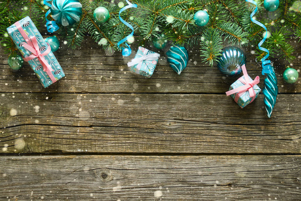 Joyeux Noël et bonne année. Cadeaux naturels décoratifs de Noël en paillettes de sapin sur fond en bois. Concept de vacances
. - Photo, image