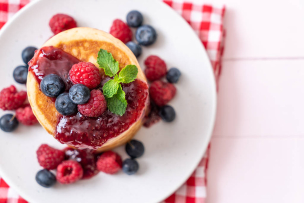 souffle pancake with fresh raspberries and blueberries - Zdjęcie, obraz