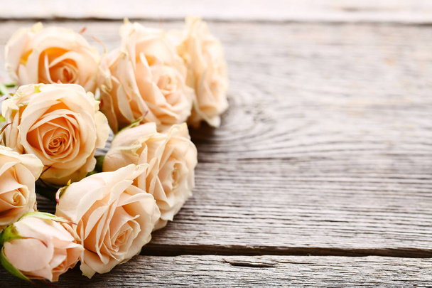 Bouquet of beige roses on grey wooden background - Foto, imagen