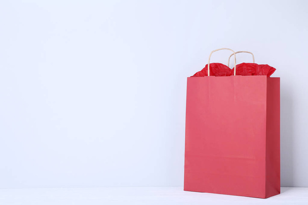 red shopping bag with paper on grey background - Zdjęcie, obraz