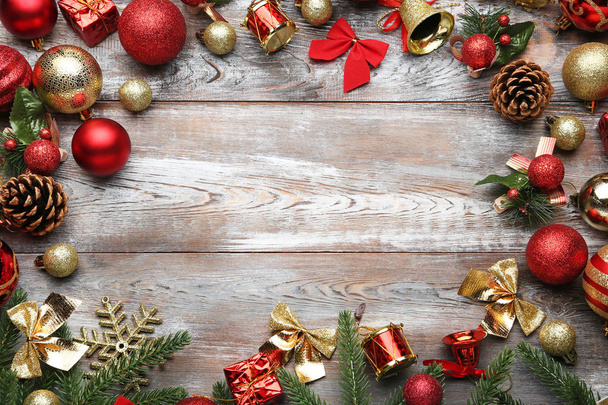 Decoraciones y ornamentos navideños sobre fondo de madera
 - Foto, imagen