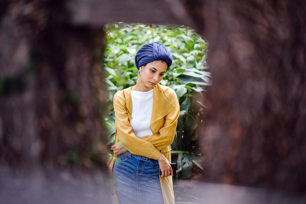 Fashion portrait of a tall, slim, young and attractive Malay Muslim woman wearing fashionable clothing and a turban - Foto, Imagem