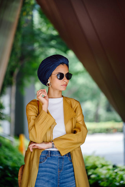 Fashion portrait of a tall, slim, young and attractive Malay Muslim woman wearing fashionable clothing and a turban - Foto, Bild