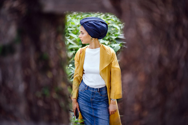 Fashion portrait of a tall, slim, young and attractive Malay Muslim woman wearing fashionable clothing and a turban - Foto, afbeelding