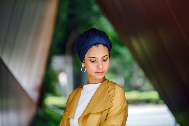 Retrato de moda de uma mulher muçulmana malaia alta, magra, jovem e atraente vestindo roupas elegantes e um turbante
 - Foto, Imagem