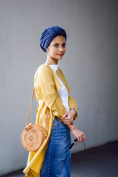 Mode portret van een lang, slank, jong en aantrekkelijk Maleis Moslimvrouw dragen van modieuze kleding en een tulband - Foto, afbeelding