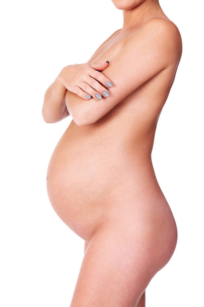 Γυμνή έγκυο γυναίκα, θέτοντας σε λευκό φόντο, απομονωμένο - Φωτογραφία, εικόνα