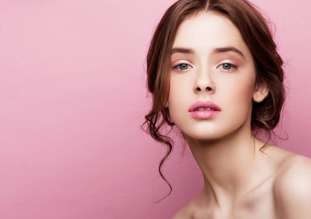Beauty cute fashion model with natural make up on pink background - Foto, imagen