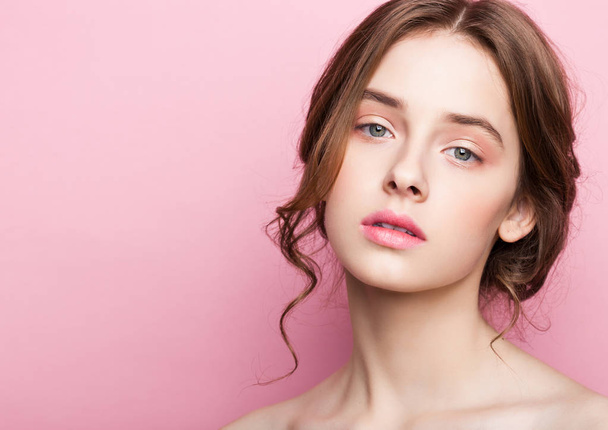 Beauty cute fashion model with natural make up on pink background - Foto, Imagen