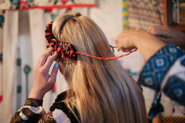 Kaunis valkoihoinen nainen yllään etninen ja perinteinen Karpaattien vuoren Ukrainan vaatteita. Kylän tausta syksyllä
. - Valokuva, kuva