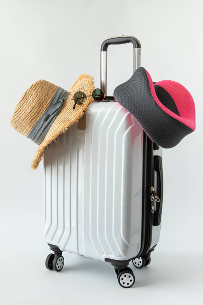 equipaje blanco equipaje llevar en avión sombrero viaje a destino largas vacaciones de fin de semana sobre fondo blanco
 - Foto, Imagen