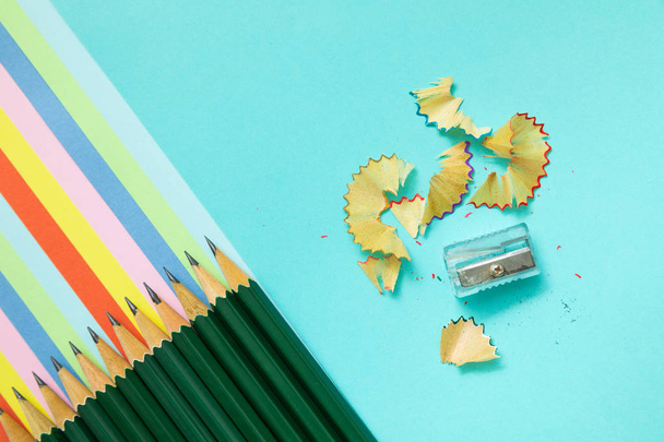 色鉛筆、ゴミ箱と虹のカラフルなストライプ、定置 - 写真・画像