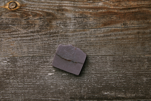 von oben handgemachte Seife auf rustikaler Holztischplatte - Foto, Bild
