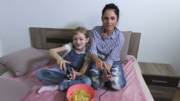 Anne kızı bilgisayar oyunu oynamak için öğretir - Video, Çekim