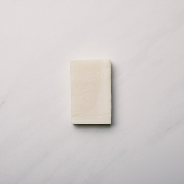 vista superior de la pieza de jabón en la superficie de mármol blanco
 - Foto, imagen