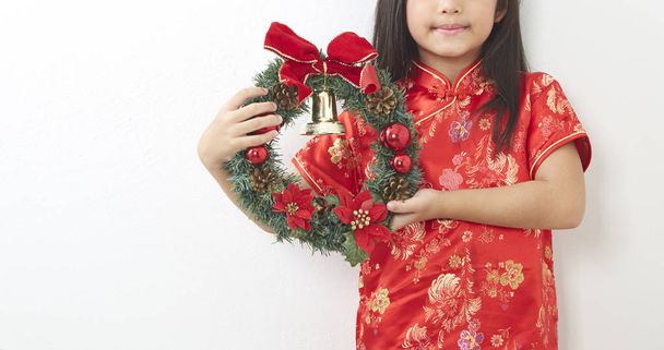 Chica asiática con corona de Navidad y Año Nuevo Chino 2019, Para el diseño de fondo de vacaciones
. - Foto, Imagen