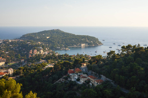 Cote d 'Azur França. Vista do resort de luxo e baía da riviera francesa - entre Nice e Mônaco. Mar Mediterrâneo 1.10.18
. - Foto, Imagem