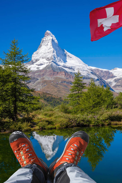 Matterhorn pico com botas de caminhada em Alpes Suíços
. - Foto, Imagem