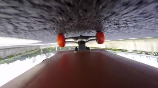 primo piano a testa in giù filmato di skateboard equitazione su strada asfaltata urbana
 - Filmati, video