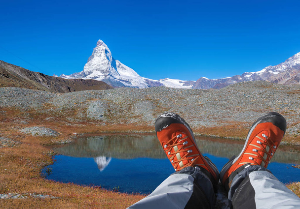 Cervin de pointe avec des bottes de randonnée dans les Alpes suisses
. - Photo, image