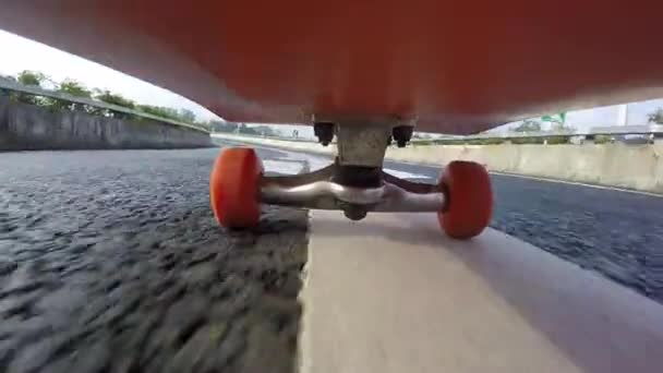 primo piano filmato di skateboard equitazione su strada asfaltata urbana
 - Filmati, video