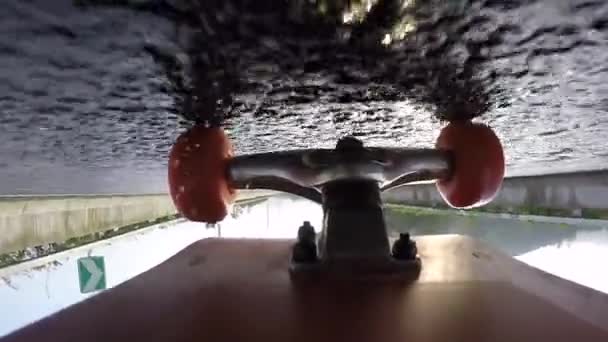 closeup upside down footage of skateboard riding on urban asphalt road - Imágenes, Vídeo