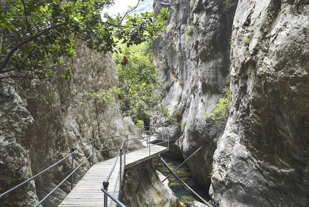 Dřevěný most mezi skalami v kaňonu Zapadere. - Fotografie, Obrázek