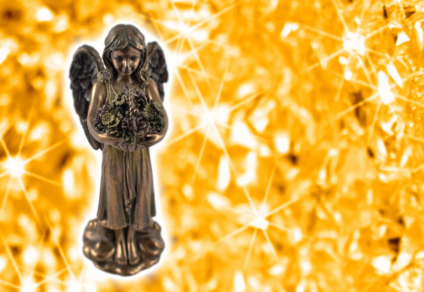 Изображения статуи ангела. Ангел на звездном фоне. Фигура ангела на золотом фоне с копировальным пространством для текста
 - Фото, изображение