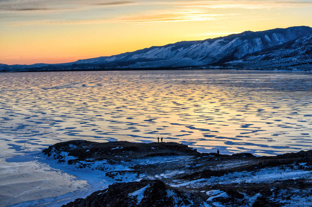 A jég és a felkelő nap, mint a hegyek, a Bajkál-tó - Fotó, kép