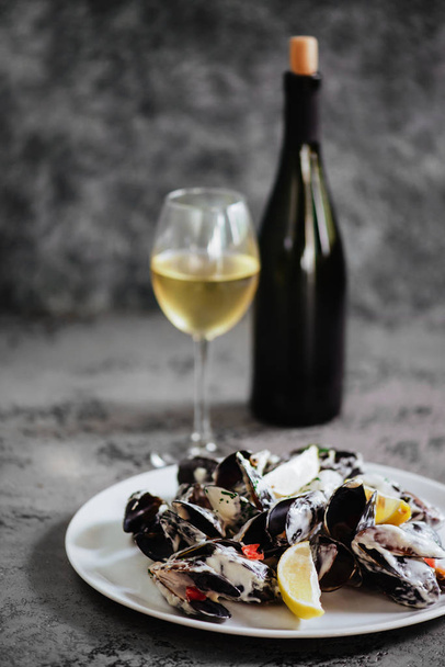 Mussels in copper pot and white wine on stone table. Top view - Foto, afbeelding